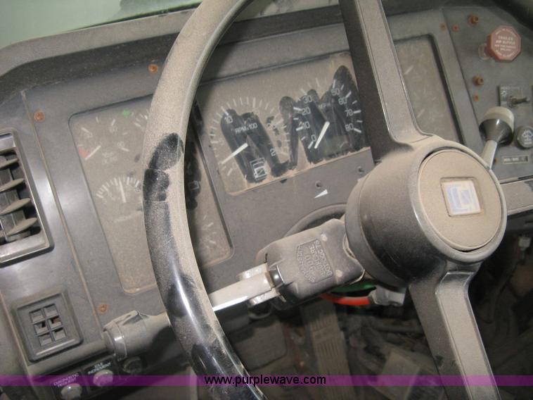 image for item H9494 1993 Volvo WG semi truck