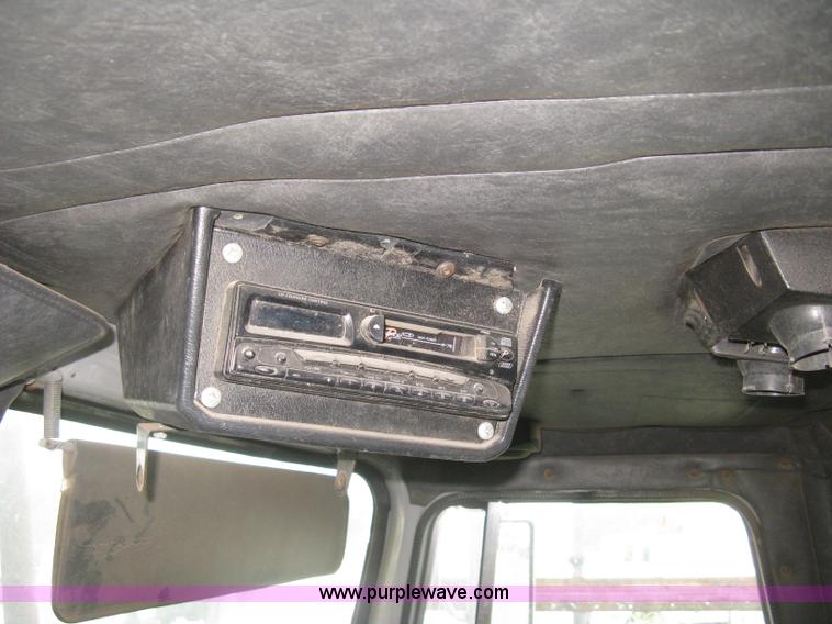 image for item H9494 1993 Volvo WG semi truck