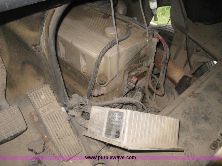 image for item H9494 1993 Volvo WG semi truck