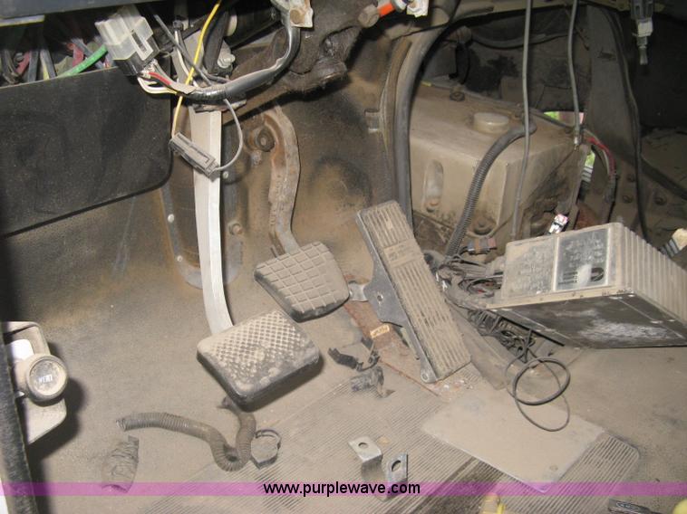 image for item H9494 1993 Volvo WG semi truck