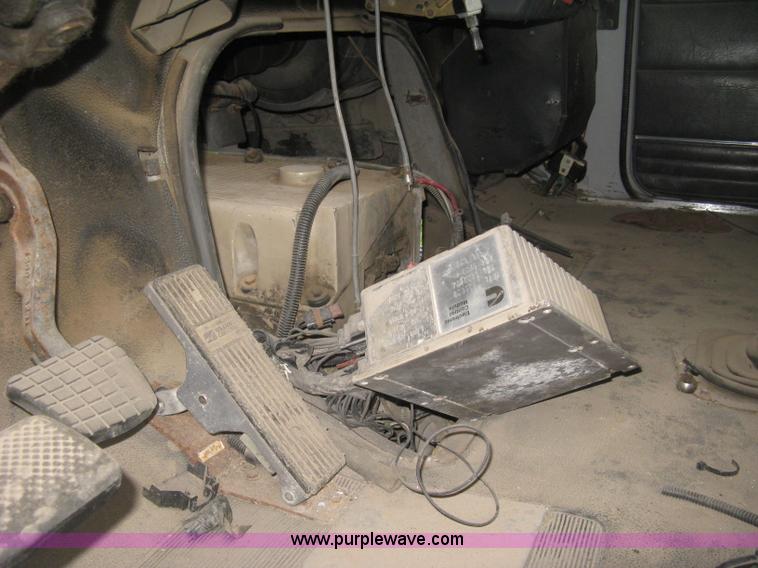 image for item H9494 1993 Volvo WG semi truck