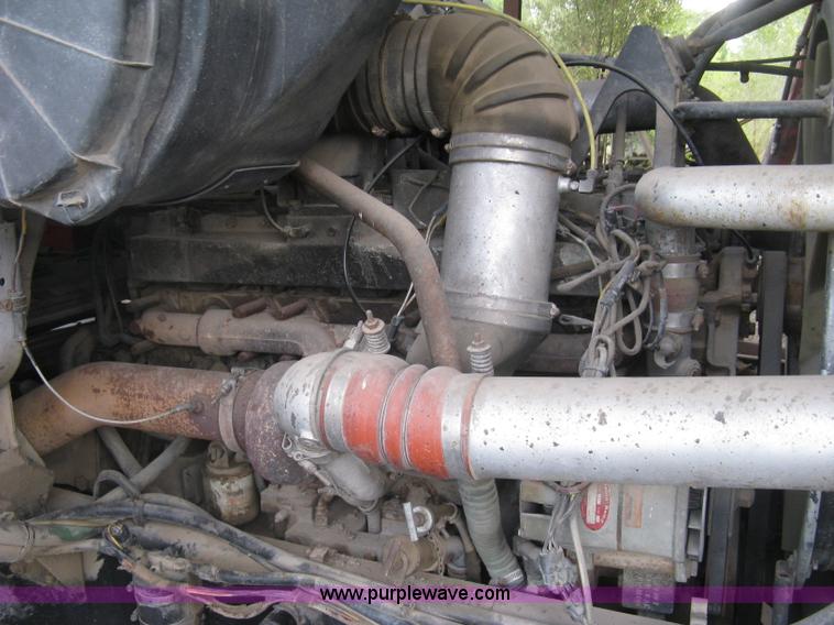 image for item H9494 1993 Volvo WG semi truck