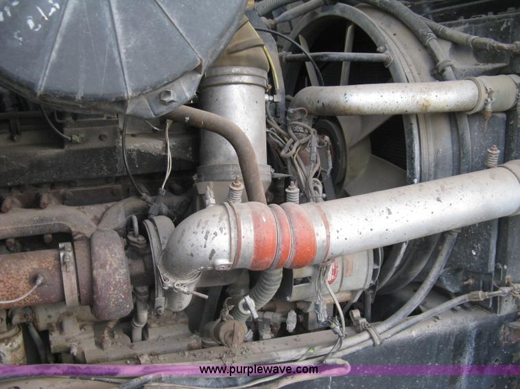 image for item H9494 1993 Volvo WG semi truck