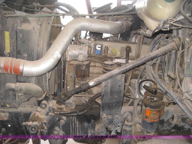 image for item H9494 1993 Volvo WG semi truck