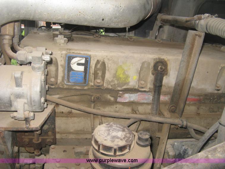 image for item H9494 1993 Volvo WG semi truck