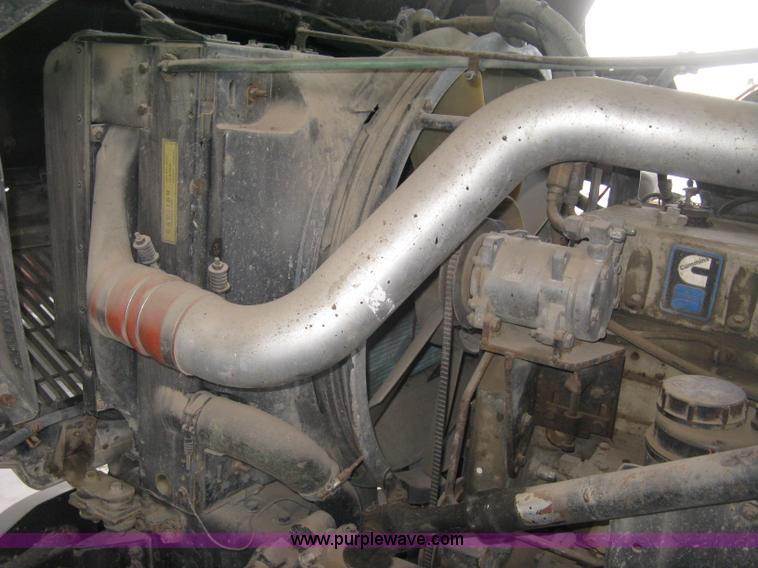 image for item H9494 1993 Volvo WG semi truck