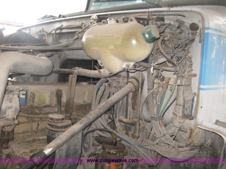 image for item H9494 1993 Volvo WG semi truck