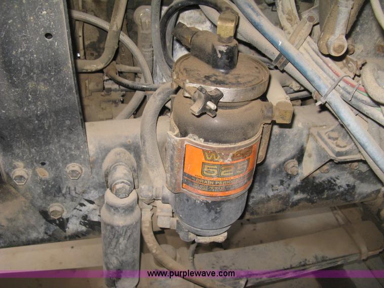 image for item H9494 1993 Volvo WG semi truck