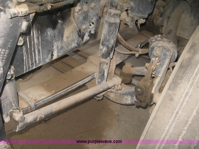 image for item H9494 1993 Volvo WG semi truck