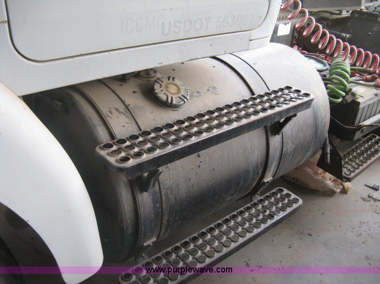 image for item H9494 1993 Volvo WG semi truck