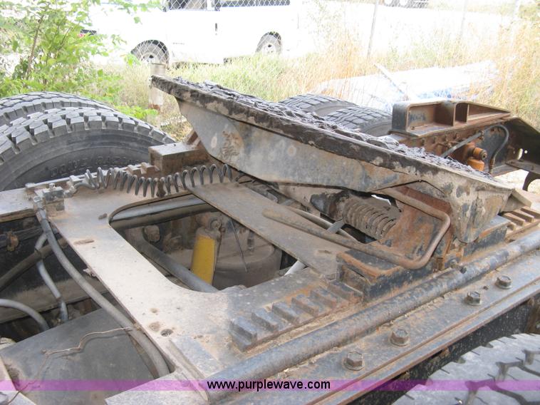 image for item H9494 1993 Volvo WG semi truck