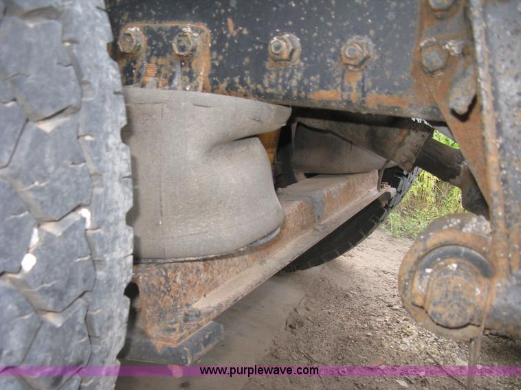 image for item H9494 1993 Volvo WG semi truck