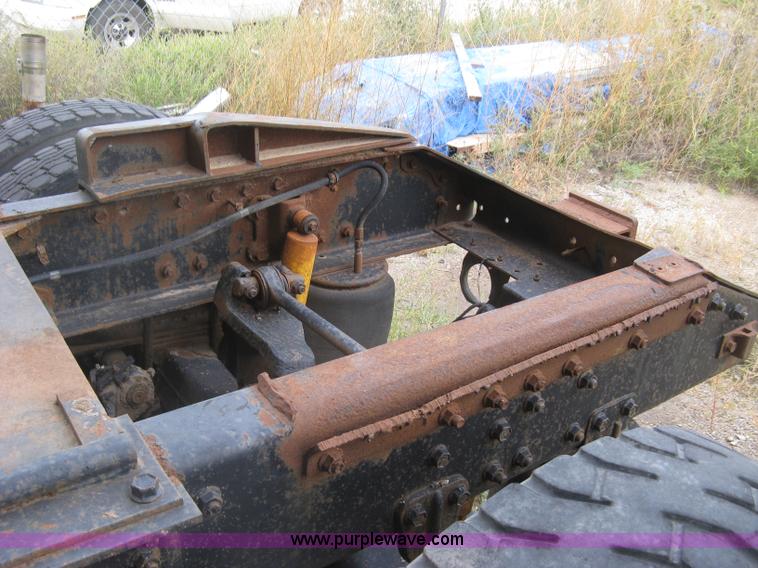 image for item H9494 1993 Volvo WG semi truck