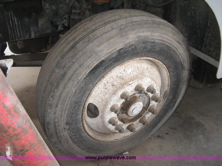 image for item H9494 1993 Volvo WG semi truck