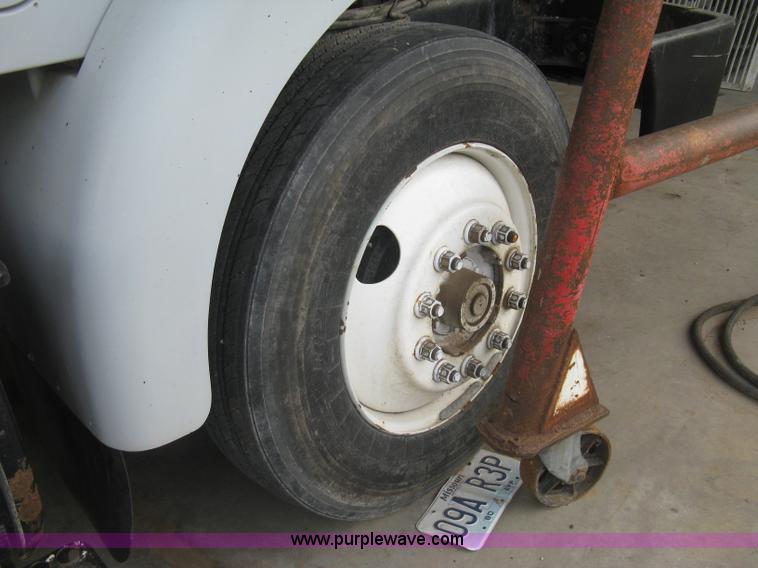 image for item H9494 1993 Volvo WG semi truck