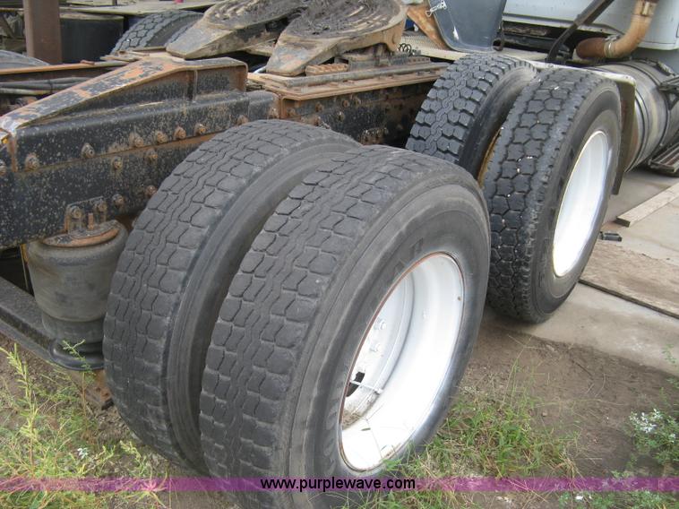 image for item H9494 1993 Volvo WG semi truck