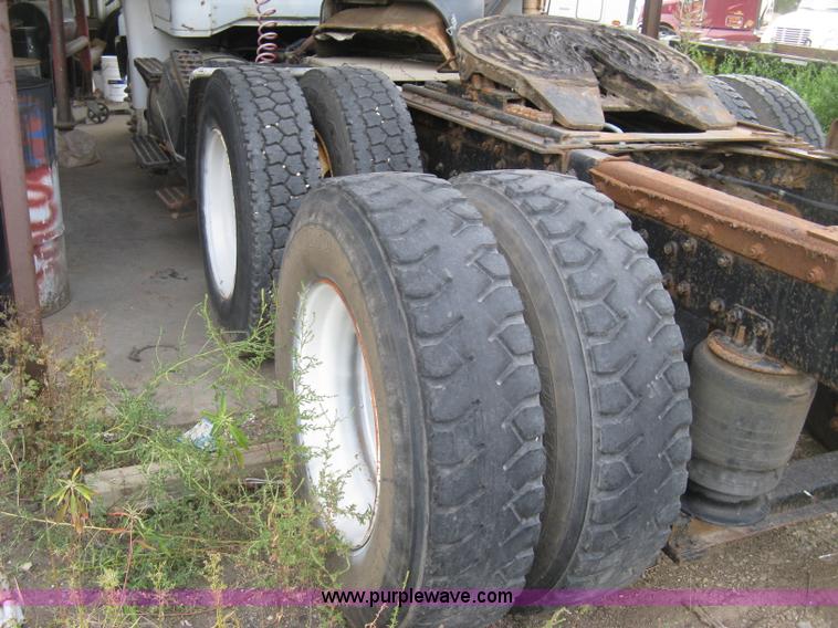 image for item H9494 1993 Volvo WG semi truck