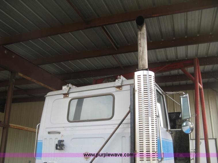 image for item H9494 1993 Volvo WG semi truck