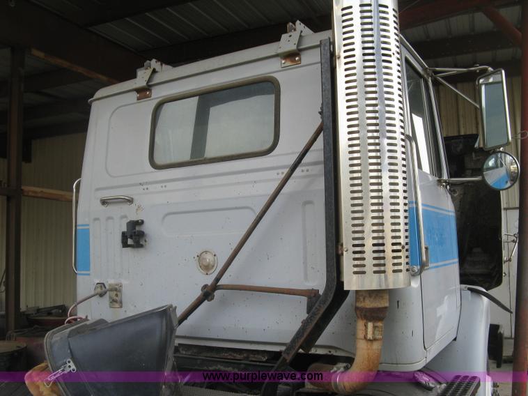 image for item H9494 1993 Volvo WG semi truck