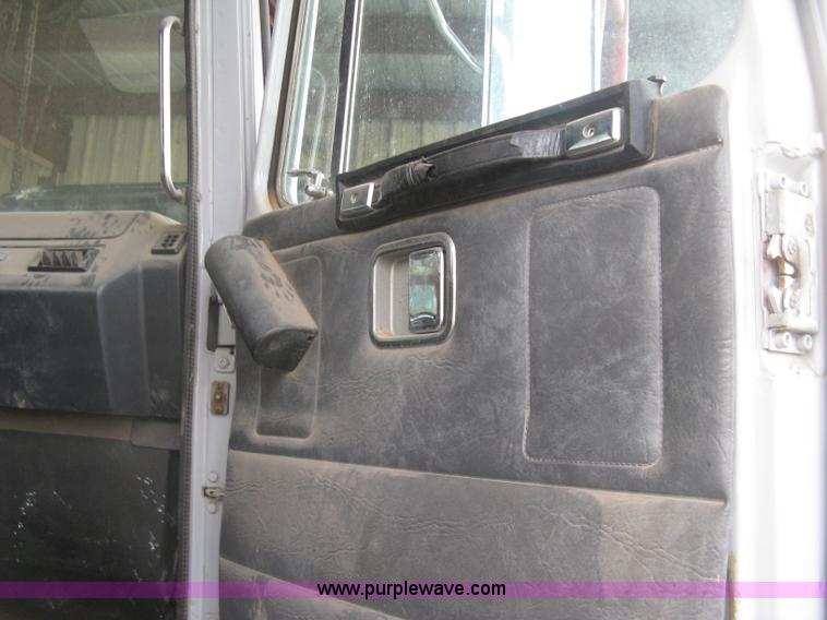 image for item H9494 1993 Volvo WG semi truck