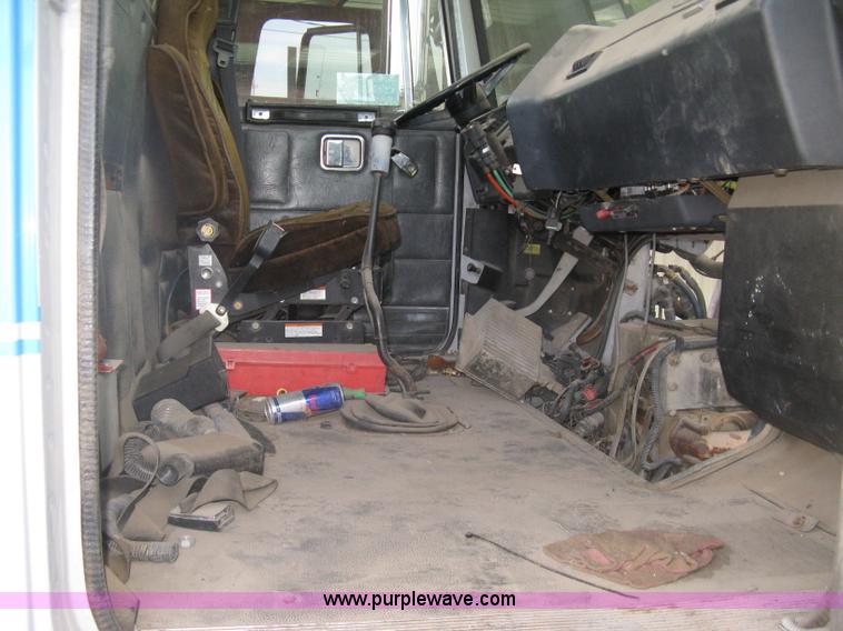 image for item H9494 1993 Volvo WG semi truck