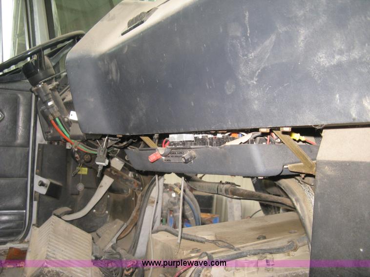 image for item H9494 1993 Volvo WG semi truck