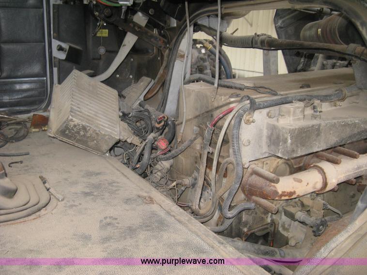 image for item H9494 1993 Volvo WG semi truck