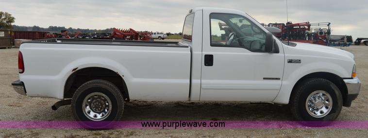 image for item I2946 2002 Ford F350 Super Duty XLT pickup truck