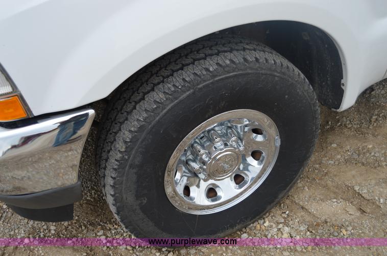 image for item I2946 2002 Ford F350 Super Duty XLT pickup truck