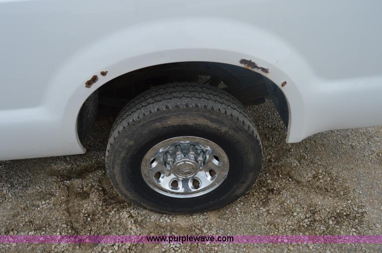 image for item I2946 2002 Ford F350 Super Duty XLT pickup truck