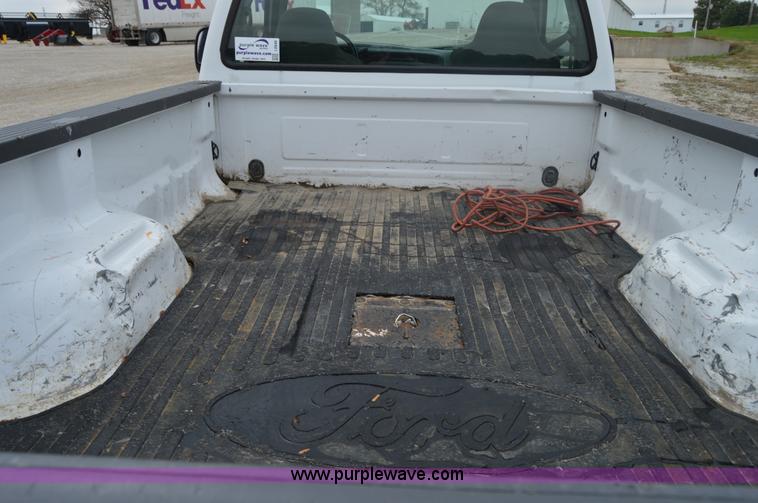 image for item I2946 2002 Ford F350 Super Duty XLT pickup truck