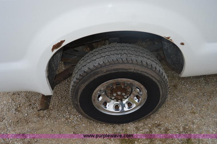 image for item I2946 2002 Ford F350 Super Duty XLT pickup truck