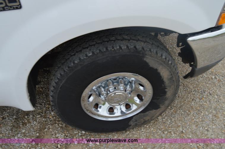 image for item I2946 2002 Ford F350 Super Duty XLT pickup truck