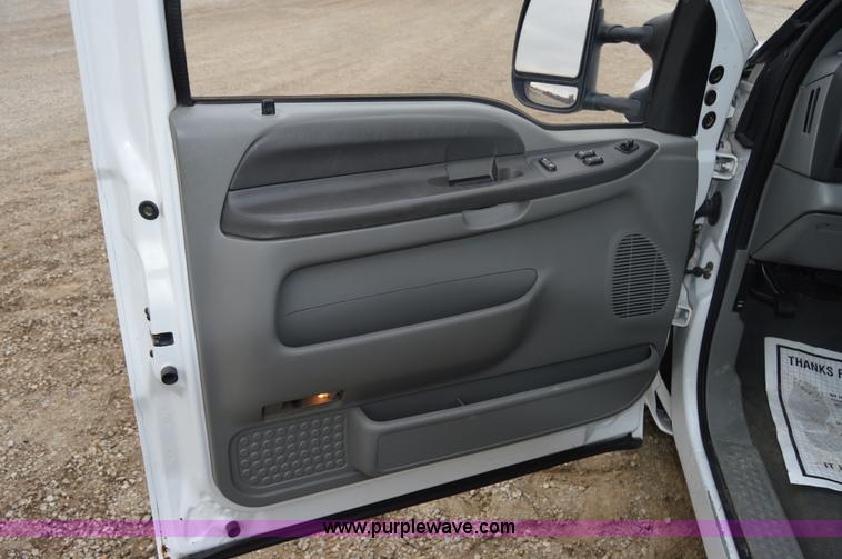 image for item I2946 2002 Ford F350 Super Duty XLT pickup truck