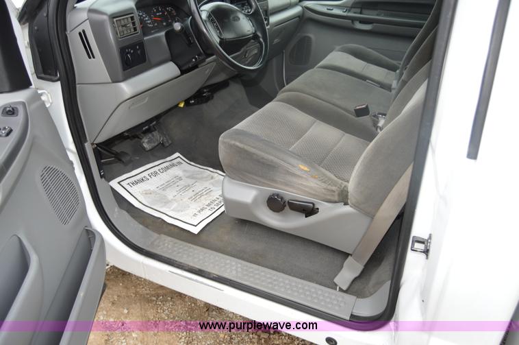 image for item I2946 2002 Ford F350 Super Duty XLT pickup truck