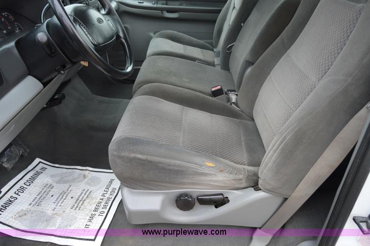 image for item I2946 2002 Ford F350 Super Duty XLT pickup truck