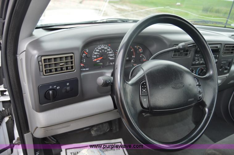 image for item I2946 2002 Ford F350 Super Duty XLT pickup truck