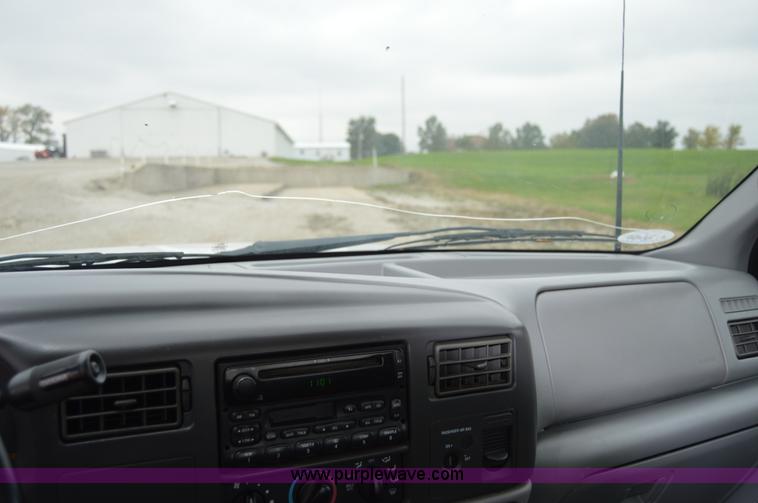 image for item I2946 2002 Ford F350 Super Duty XLT pickup truck