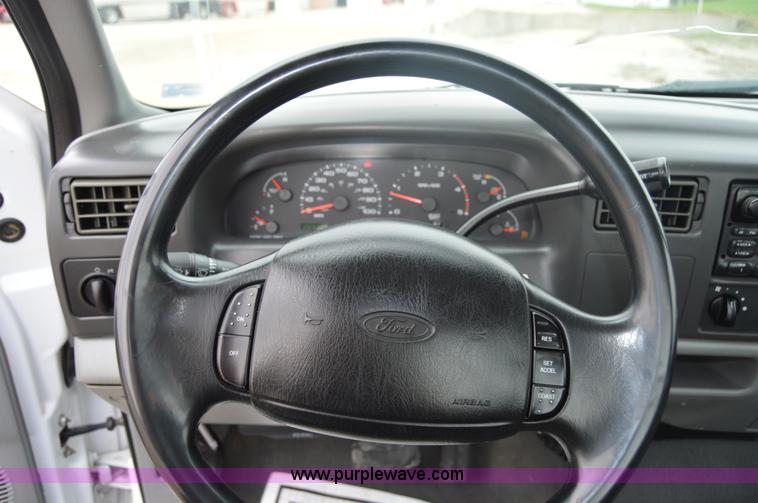 image for item I2946 2002 Ford F350 Super Duty XLT pickup truck