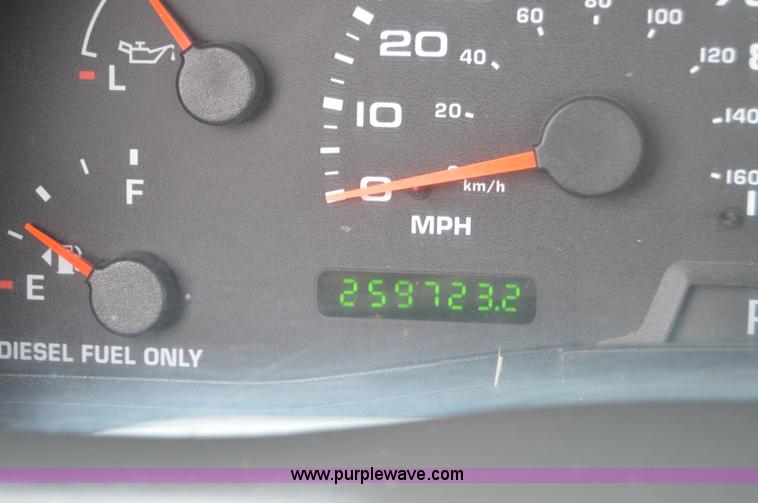 image for item I2946 2002 Ford F350 Super Duty XLT pickup truck