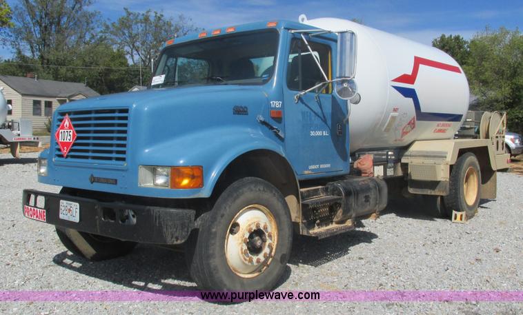 image for item I3210 2000 International 4900 propane truck