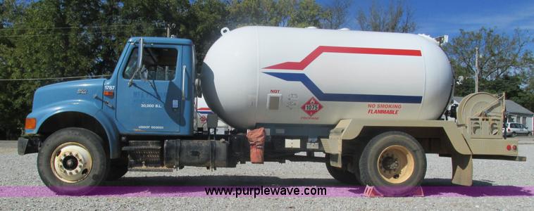 image for item I3210 2000 International 4900 propane truck