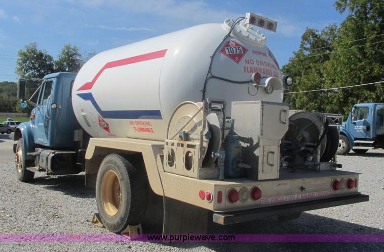 image for item I3210 2000 International 4900 propane truck