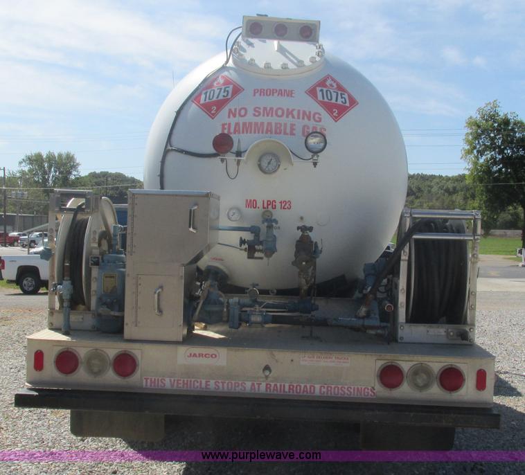 image for item I3210 2000 International 4900 propane truck