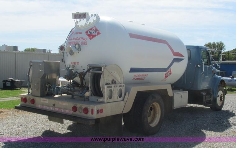 image for item I3210 2000 International 4900 propane truck