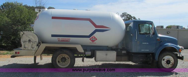 image for item I3210 2000 International 4900 propane truck