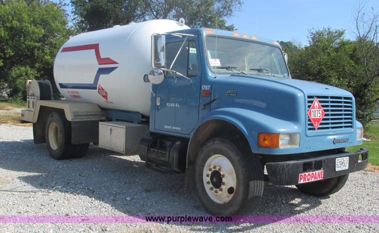 image for item I3210 2000 International 4900 propane truck