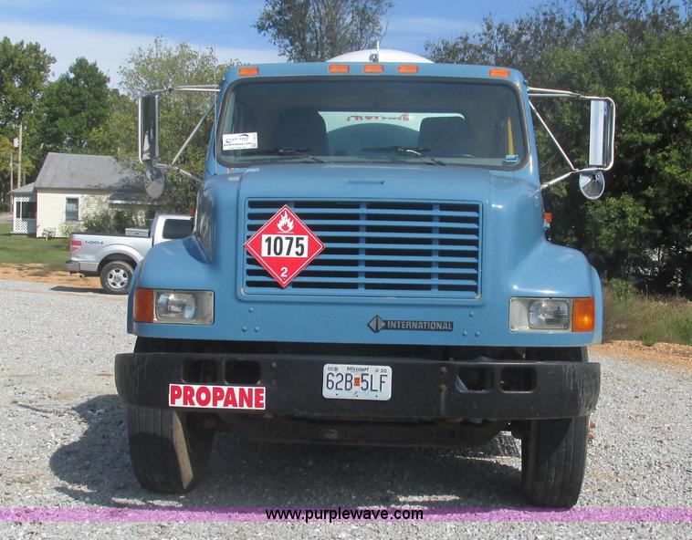 image for item I3210 2000 International 4900 propane truck