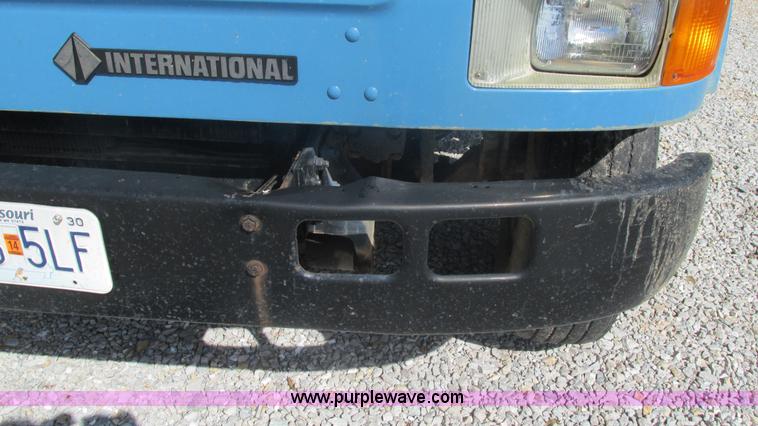 image for item I3210 2000 International 4900 propane truck