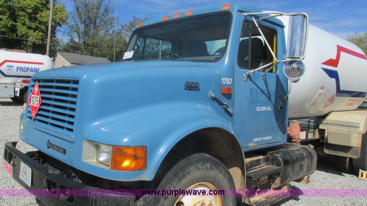 image for item I3210 2000 International 4900 propane truck